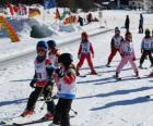 Çocukları dağda kayak tipik kış sahne